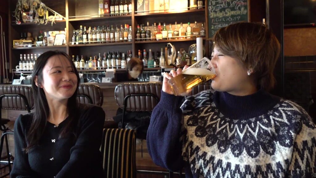 親友を前に「昼からの酒ってうまいな」