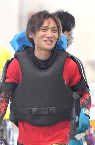 まな弟子末永和也の初Vに刺激を受ける上野真之介＝デイリースポーツ社提供