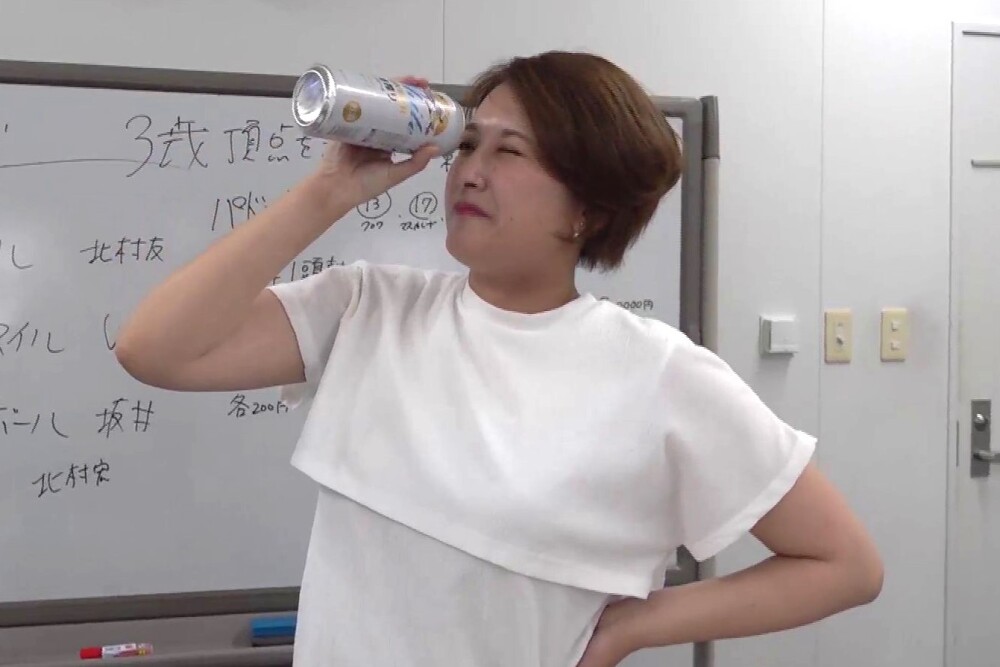 缶の中身を確認、からの…