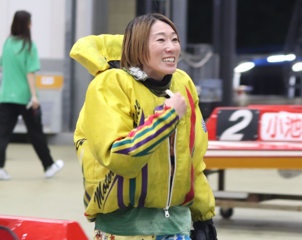 女子ボートレーサー小野生奈選手サイン入りプロペラ&峰竜太シャツ&堀未央奈 女子ボートレーサー小野生奈選手サイン入りプロペラ&峰竜太シャツ&堀