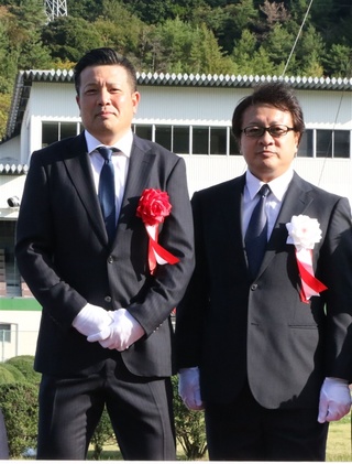 500勝を達成し表彰された荒井崇博(左)。右は師匠の原司