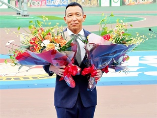 引退セレモニーで花束を受け取った三宅伸氏=デイリースポーツ社提供