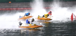 トライアル1st・12R、1周2Mを先頭で旋回する白井英治