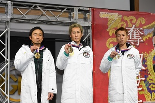 メダルを手にする白井(中央)と馬場貴也(左)と磯部誠