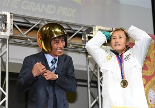 白井(右)に黄金のヘルメットをかぶせてもらった今村豊さん