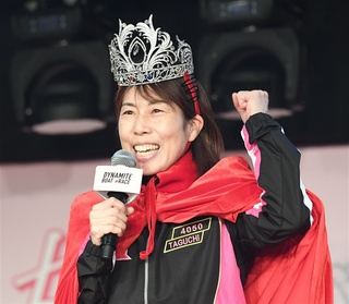 連覇を果たし、ポーズを決める田口節子＝デイリースポーツ社提供