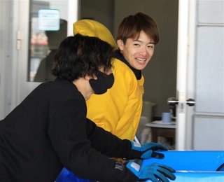 1回戦を逆転の2着で突破した羽野直也（右）