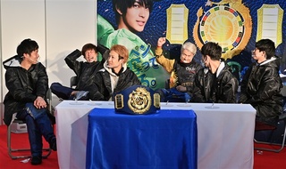 決勝戦で6号艇となり苦笑いの池田浩二（左から2人目）＝中日新聞提供