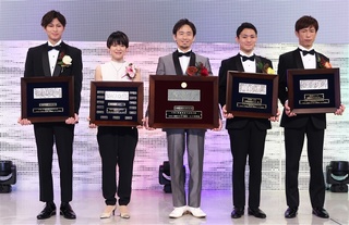 優秀選手表彰式典で記念撮影する受賞者。（左から）末永和也、遠藤エミ、馬場貴也、新開航、池田浩二＝東京中日スポーツ提供