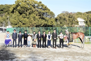 第25回黒船賞を制したシャマルと関係者＝デイリースポーツ社提供
