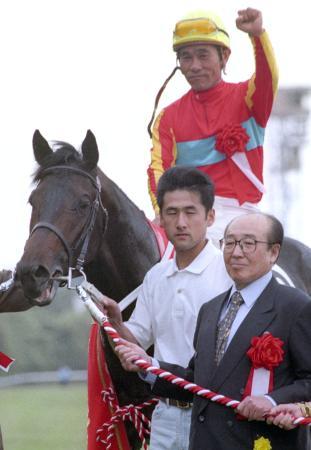 1993年の日本ダービーを制したウイニングチケットと柴田政人騎手＝東京競馬場